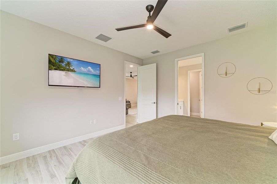 Spacious, unfurnished interior of a new home in , Sarasota (Image 23).