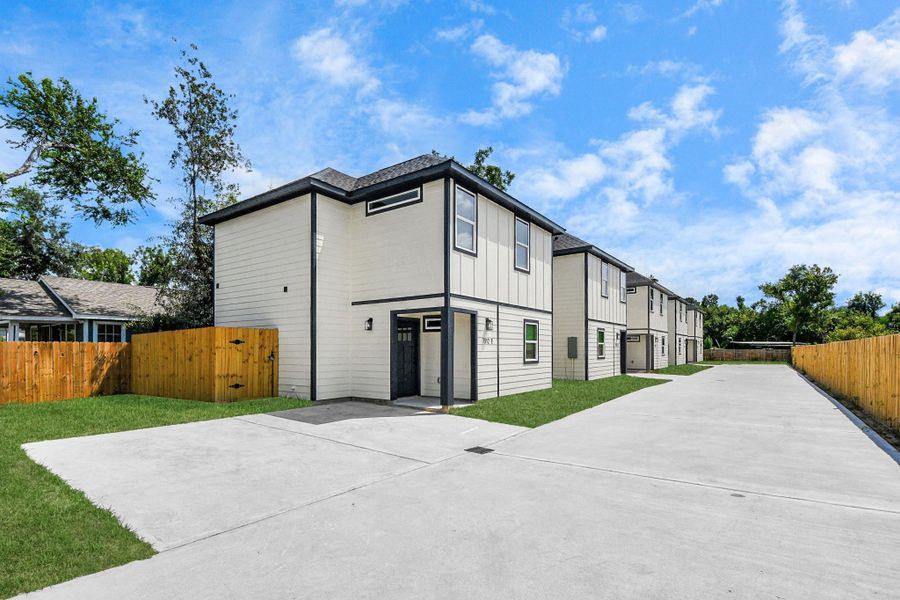 Exterior details and patio area of a home in , Houston (Image 4).