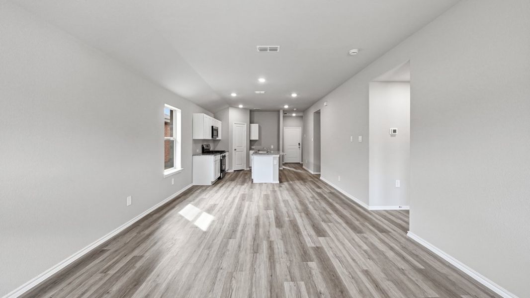Spacious, unfurnished interior of a new home in Hickory Grove, Krum (Image 21).