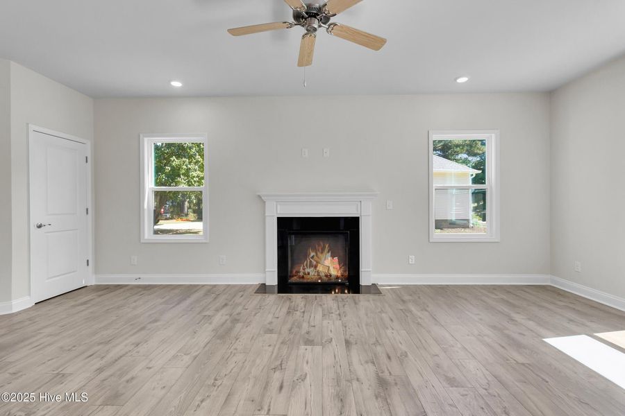 Spacious, unfurnished interior of a new home in Fairfield Harbour, New Bern (Image 14).