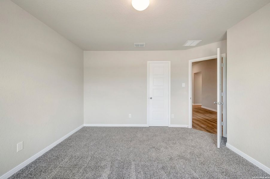 Spacious, unfurnished interior of a new home in Hickory Ridge Estates, Elmendorf (Image 19).