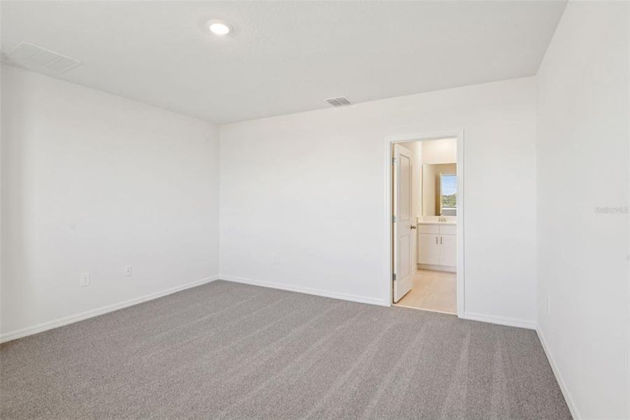 Spacious, unfurnished interior of a new home in Hilltop Vistas, Dade City (Image 19).