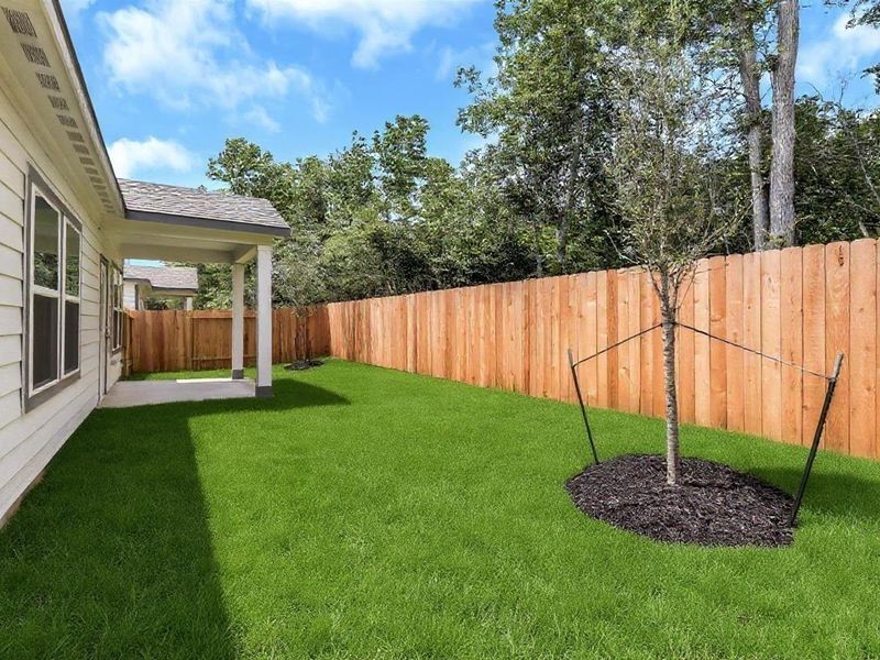Exterior details and patio area of a home in Caney Creek Place, Conroe (Image 20).