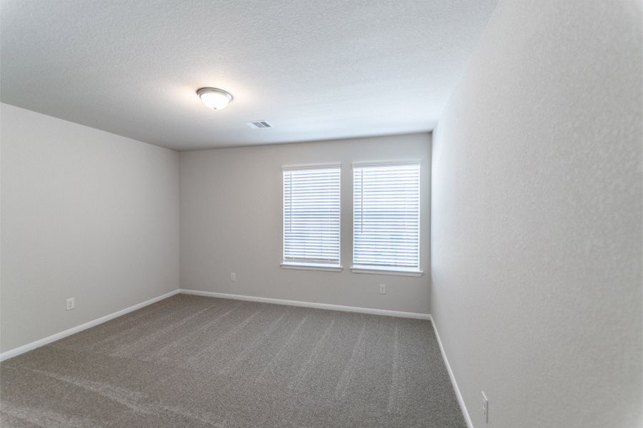 Spacious, unfurnished interior of a new home in Canterra Creek, Rosharon (Image 24).