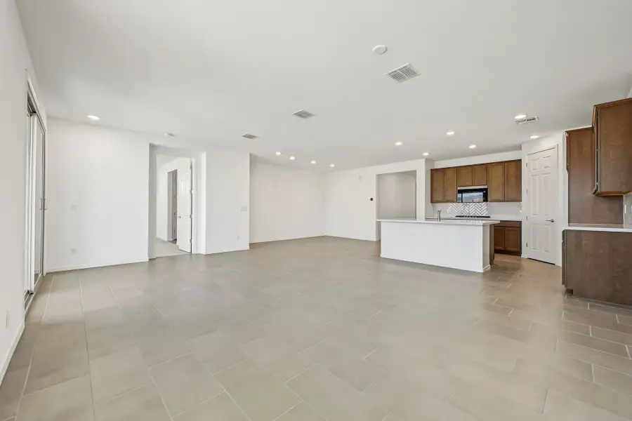 Spacious, unfurnished interior of a new home in Tyler Ranch, Buckeye (Image 7).