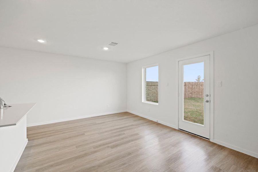 Spacious, unfurnished interior of a new home in Sunterra Lakes, Brookshire (Image 11).