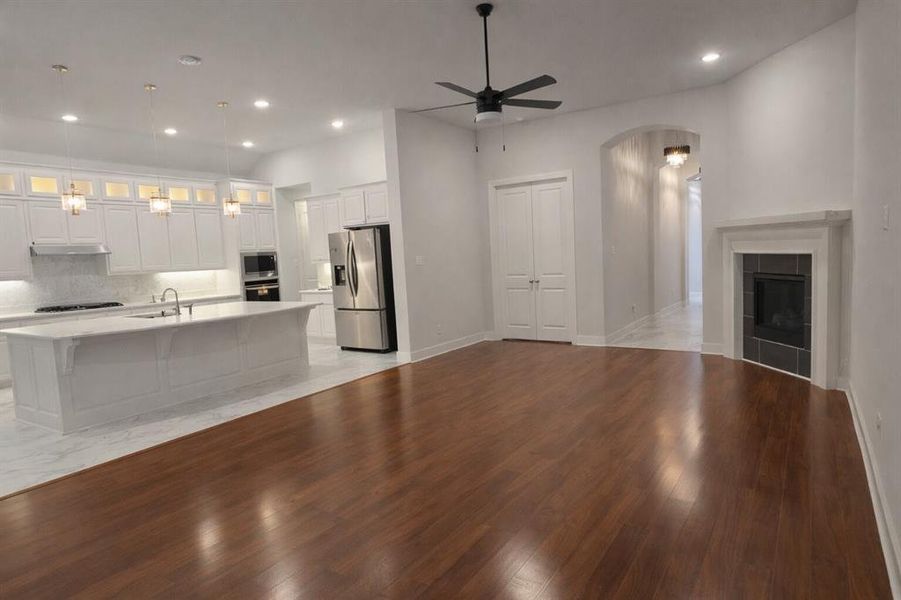 Spacious, unfurnished interior of a new home in , Fate (Image 20).