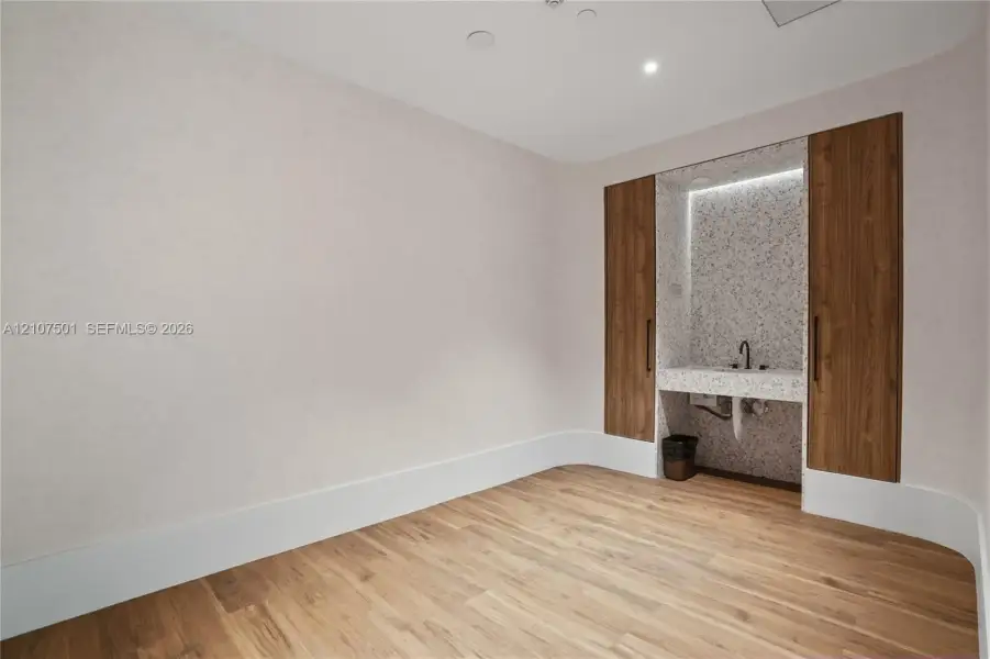 Spacious, unfurnished interior of a new home in , Miami (Image 33).