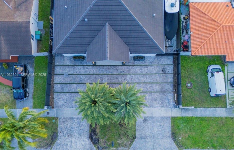Exterior details and patio area of a home in , Miami (Image 8).