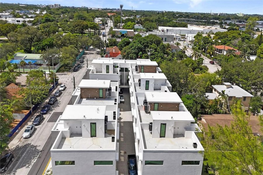 JUST A SHORT FEW BLOCKS WALK TO BISCAYNE BAY! 15 MINUTES TO THE BEACH!! JUST A SHORT FEW BLOCKS WALK TO BISCAYNE BAY! 15 MINUTES TO THE BEACH!!