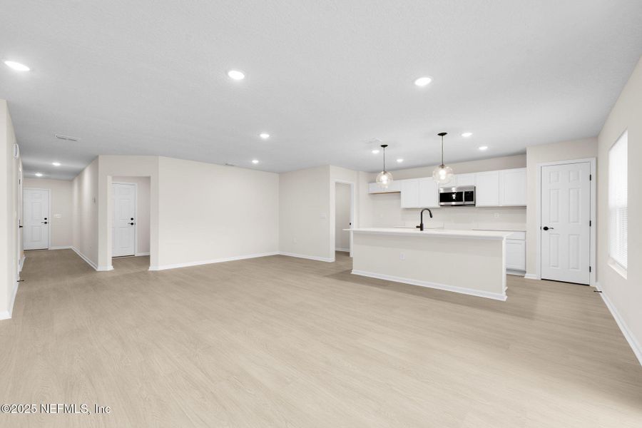 Spacious, unfurnished interior of a new home in , Green Cove Springs (Image 19).