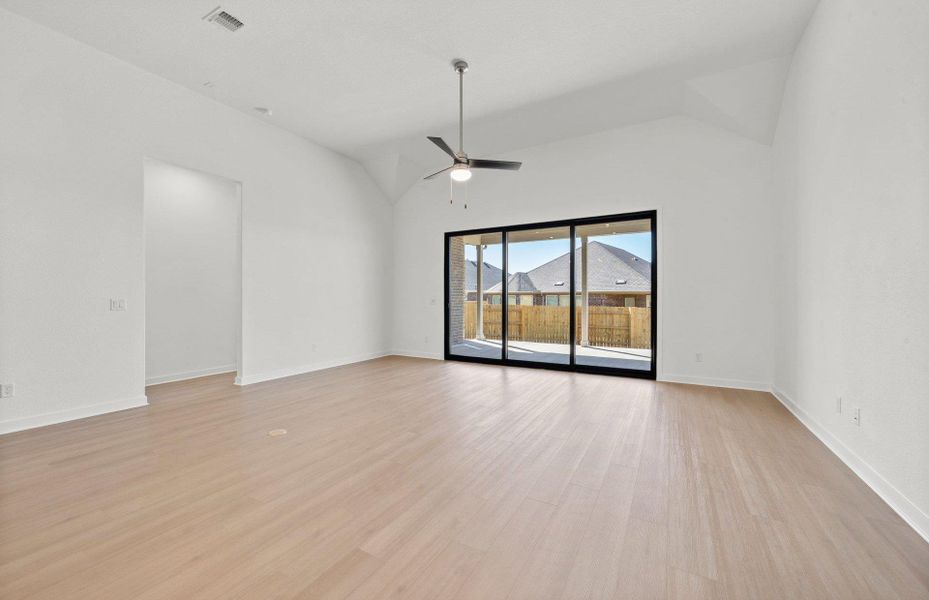 Spacious, unfurnished interior of a new home in 6 Creeks, Kyle (Image 8).