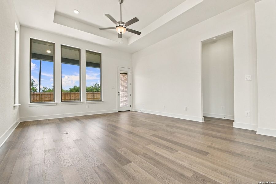 Spacious, unfurnished interior of a new home in Haby Hill 50s, San Antonio (Image 24).