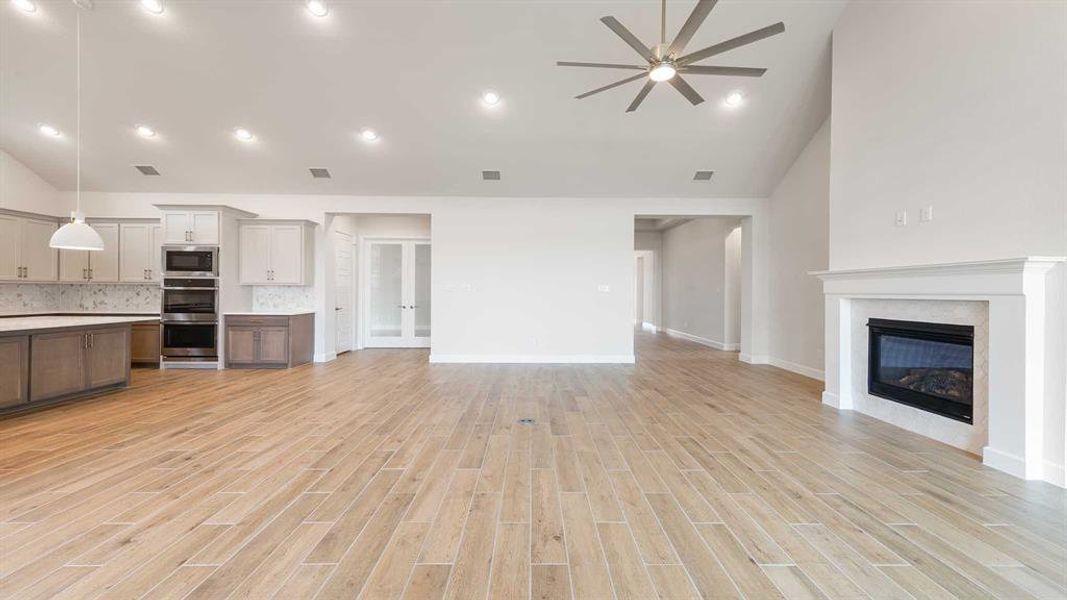 Spacious, unfurnished interior of a new home in Myrtle Creek 71', Waxahachie (Image 17).