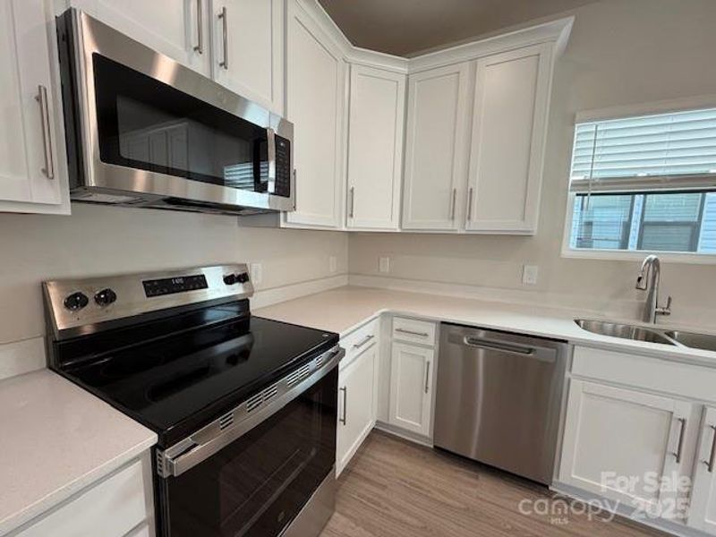 Kitchen w/Stainless Appliances Kitchen w/Stainless Appliances