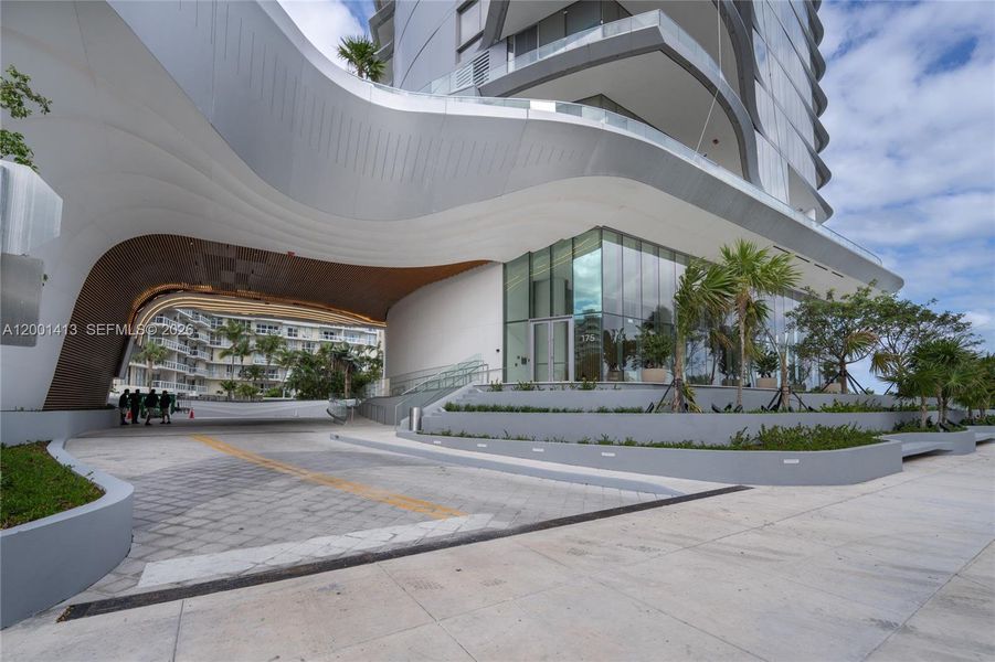 Condo located in Miami, FL showcasing its design and architecture (Image 3).
