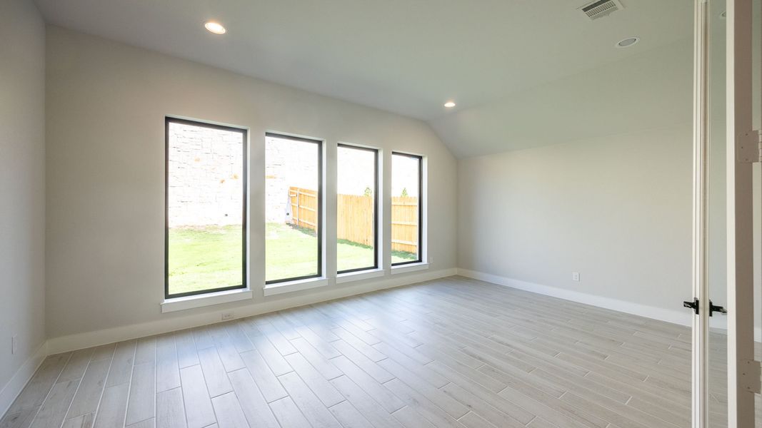 Spacious, unfurnished interior of a new home in Palmera Ridge 70', Leander (Image 20).