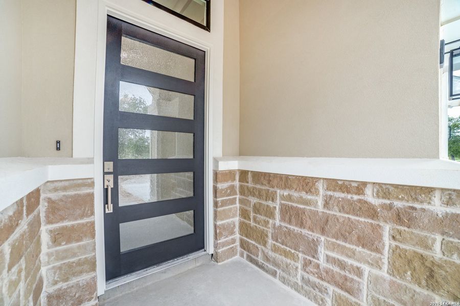 Exterior details and patio area of a home in , Natalia (Image 25).