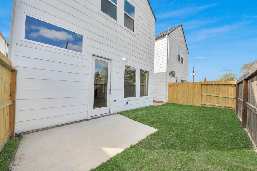 Exterior details and patio area of a home in Cay Landing, Houston (Image 23).