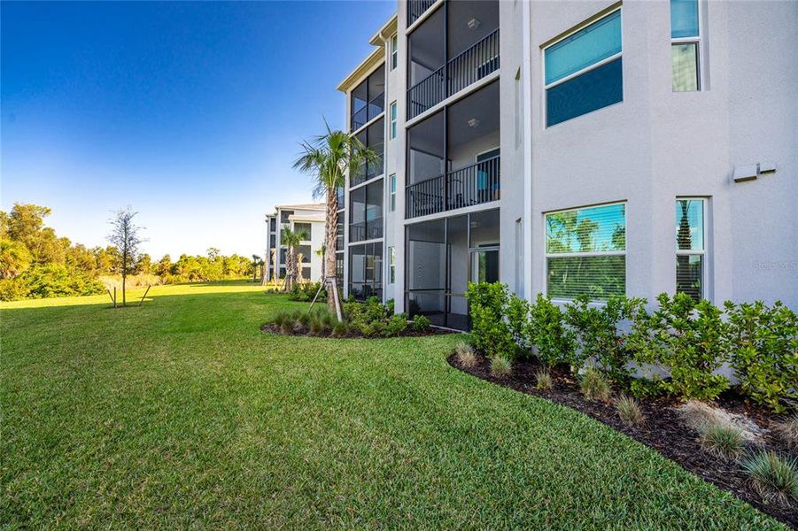 Condo located in Punta Gorda, FL showcasing its design and architecture (Image 4).