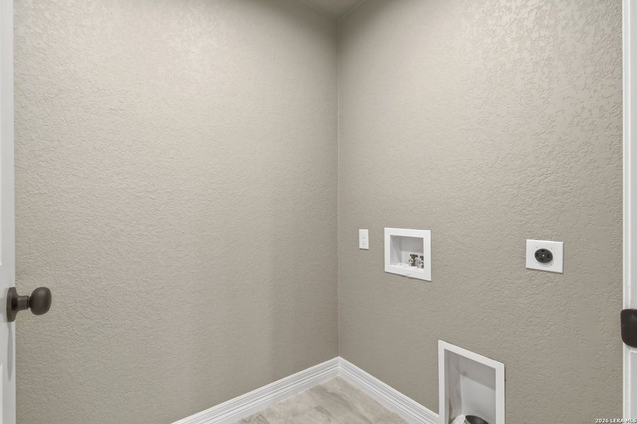 Spacious, unfurnished interior of a new home in , Uvalde (Image 27).