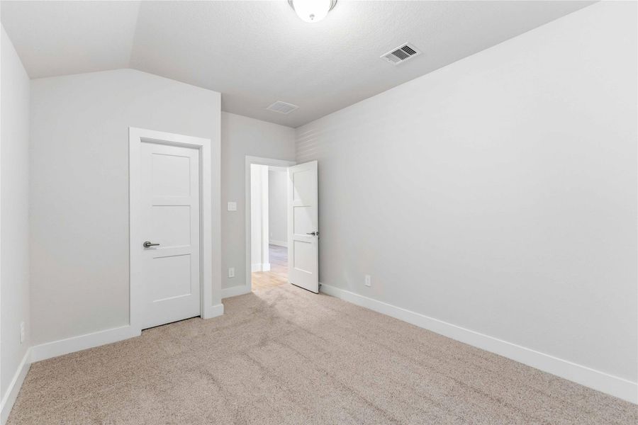 Spacious, unfurnished interior of a new home in Laurel Landing, Alvin (Image 25).
