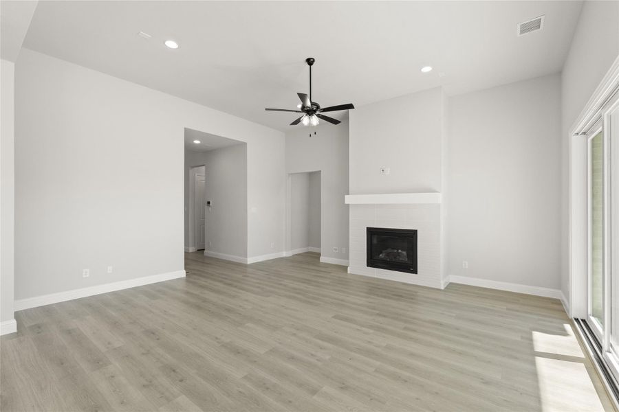 Spacious, unfurnished interior of a new home in Nelson Lake Estates, Rockwall (Image 15). Spacious, unfurnished interior of a new home in Nelson Lake Estates, Rockwall (Image 15).