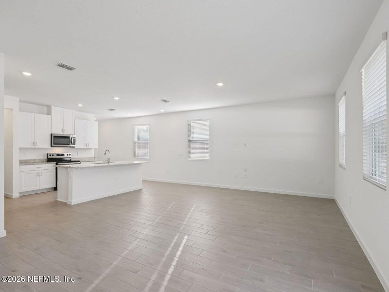Spacious, unfurnished interior of a new home in , Jacksonville (Image 11).