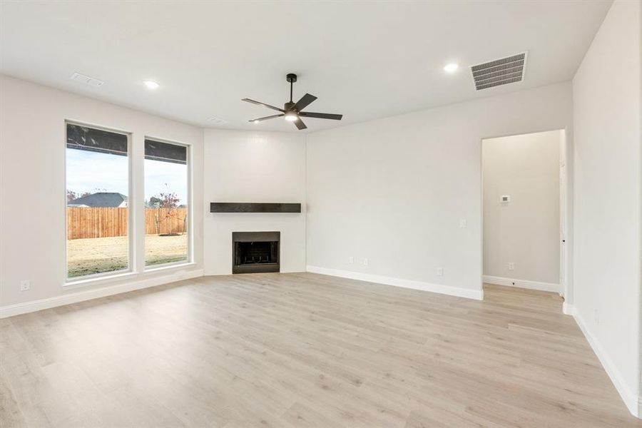 Spacious, unfurnished interior of a new home in The Retreat at North Grove 60, Waxahachie (Image 27).