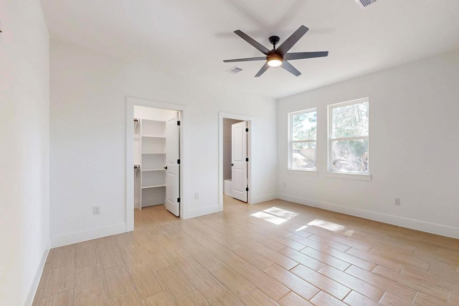 Spacious, unfurnished interior of a new home in , Bastrop (Image 27).