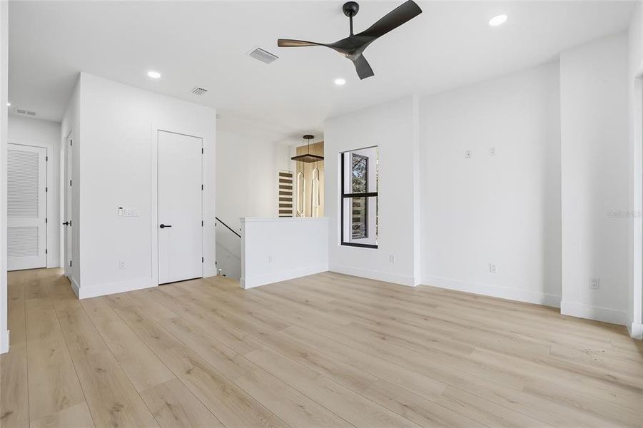 Spacious, unfurnished interior of a new home in , Tampa (Image 24).