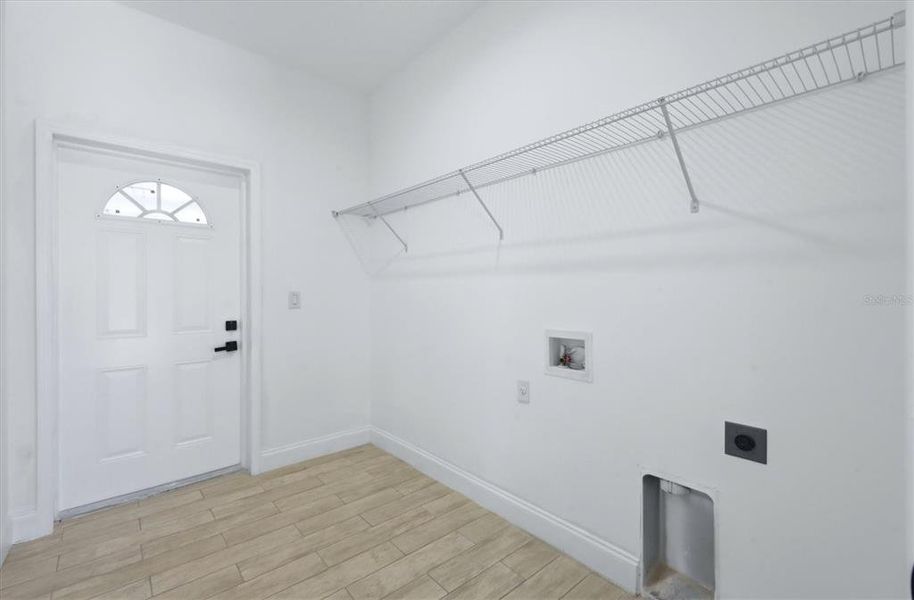 Spacious, unfurnished interior of a new home in , Placida (Image 30).