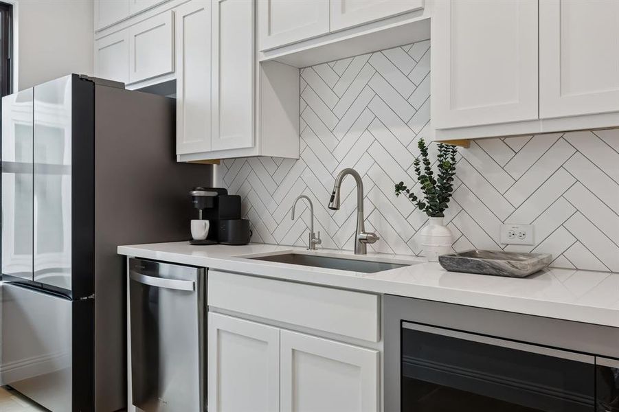 Keep your kitchen free of clutter when entertaining. Keep your kitchen free of clutter when entertaining.