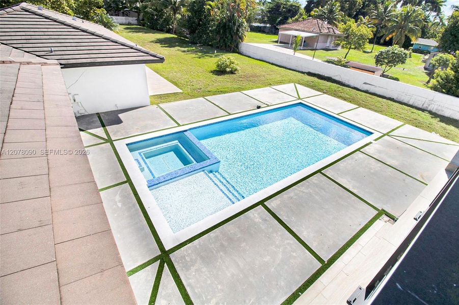 Exterior details and patio area of a home in , Miami (Image 17).