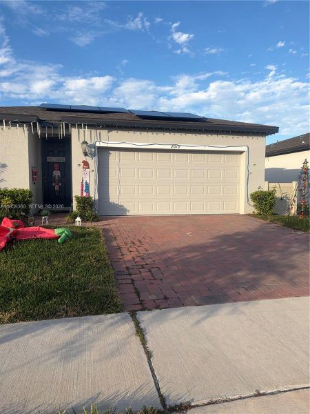 Exterior details and patio area of a home in , Haines City (Image 28).