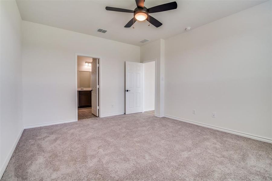 Spacious, unfurnished interior of a new home in Cottonwood Creek, Seagoville (Image 9). Spacious, unfurnished interior of a new home in Cottonwood Creek, Seagoville (Image 9).