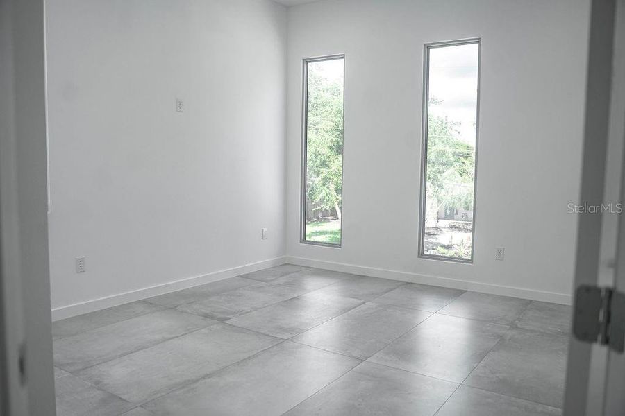 Spacious, unfurnished interior of a new home in , Sarasota (Image 21).