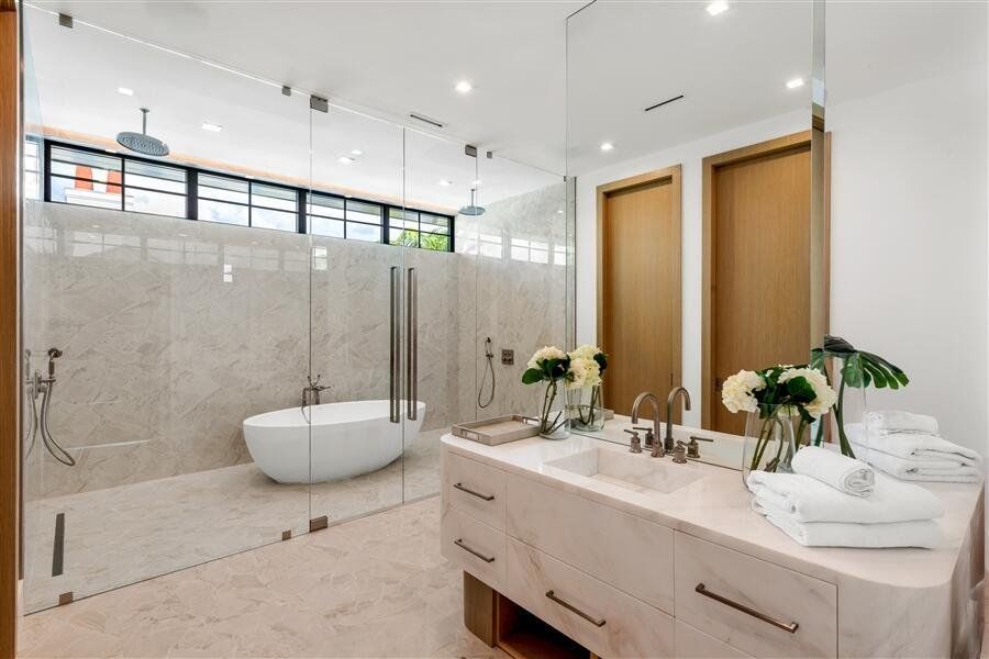 dash_PRIMARY_BATHROOM_ANGLE_RIGHT dash_PRIMARY_BATHROOM_ANGLE_RIGHT