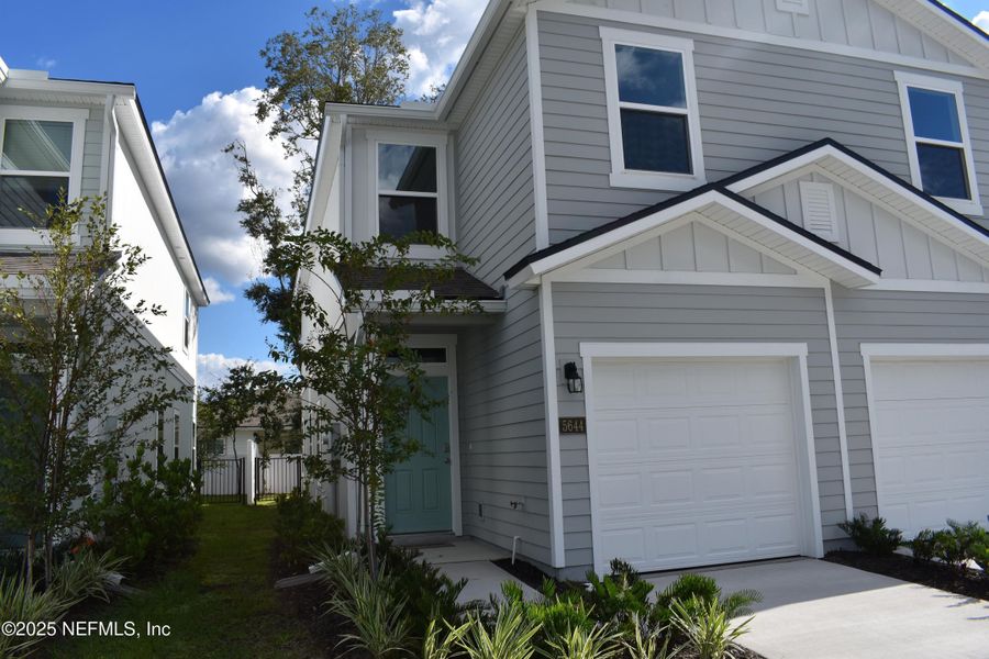 Exterior details and patio area of a home in Irongate Villas, Jacksonville (Image 31).