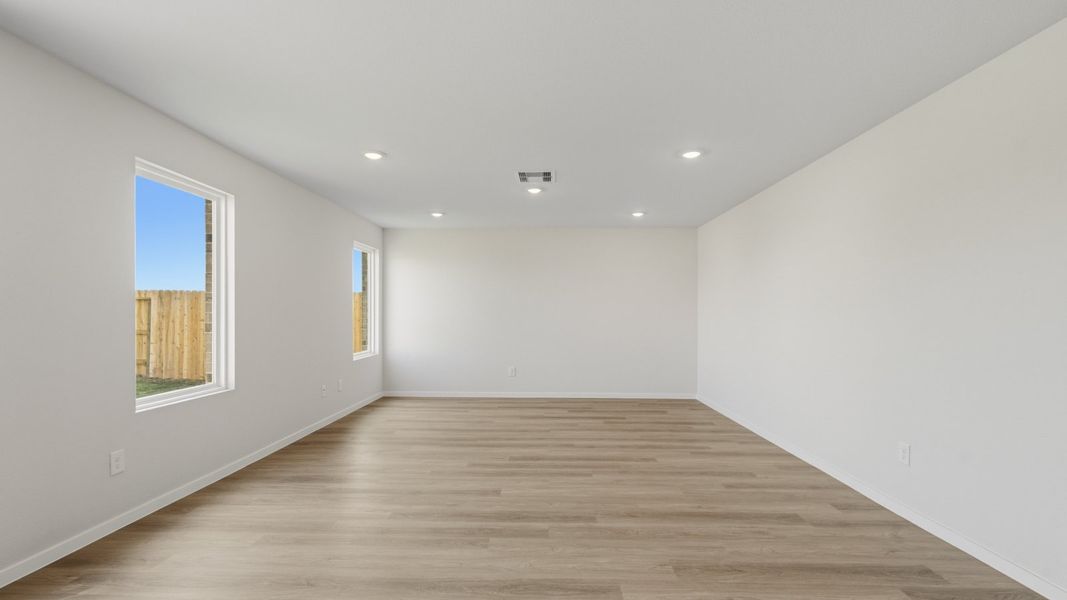 Spacious, unfurnished interior of a new home in Sunterra Lakes, Brookshire (Image 15).