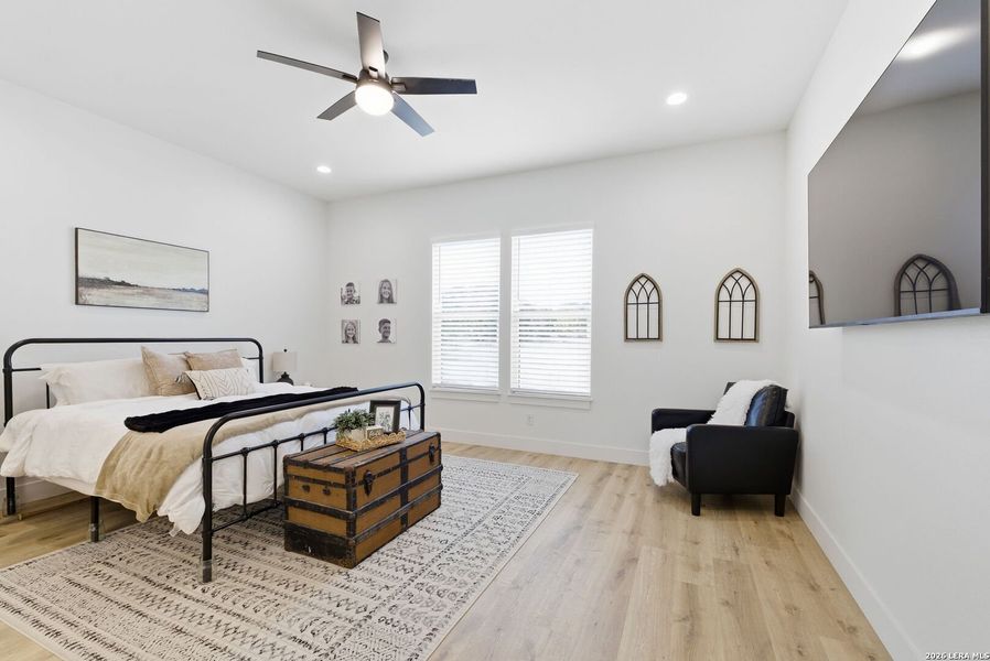 Furnished interior view inside a new home in , Bandera (Image 12).