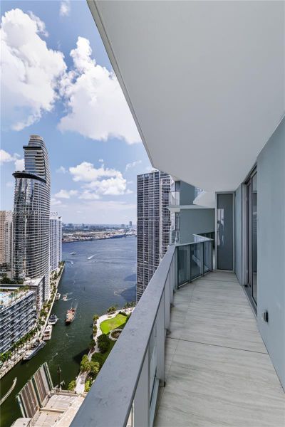 Condo located in Miami, FL showcasing its design and architecture (Image 24).