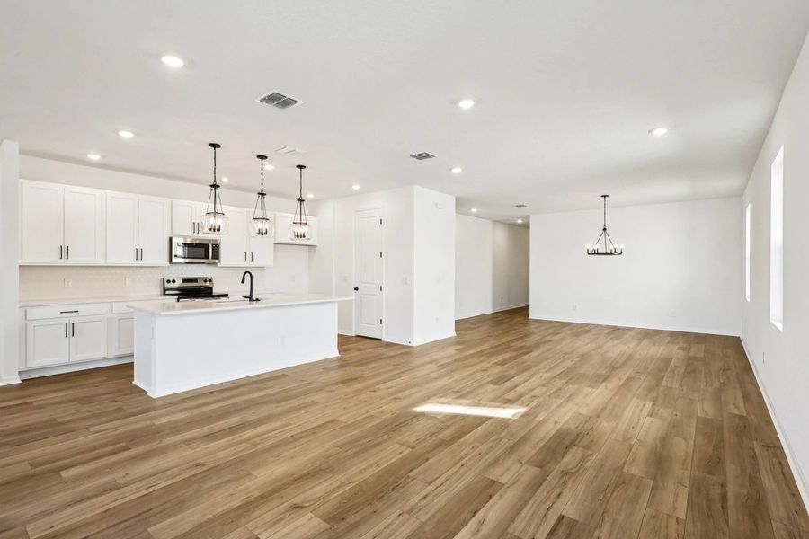 Spacious, unfurnished interior of a new home in Catamaran Cove, Rockledge (Image 11).