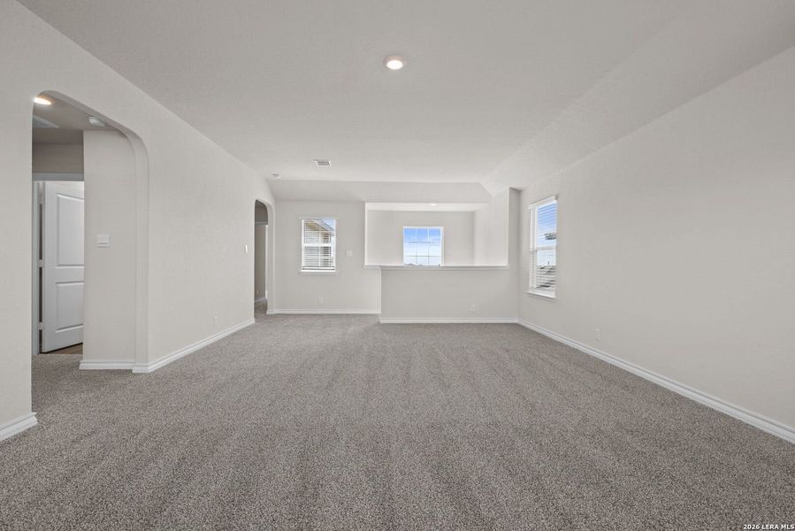 Spacious, unfurnished interior of a new home in Stonehill, San Antonio (Image 11).