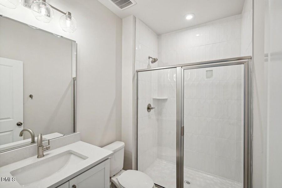 Elm Park 12_Bathroom 1_11.7.24_webready Elm Park 12_Bathroom 1_11.7.24_webready