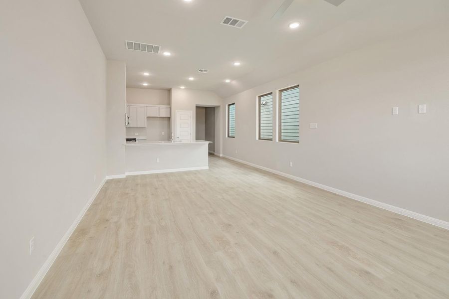 Spacious, unfurnished interior of a new home in Trinity Ranch, Elgin (Image 18).