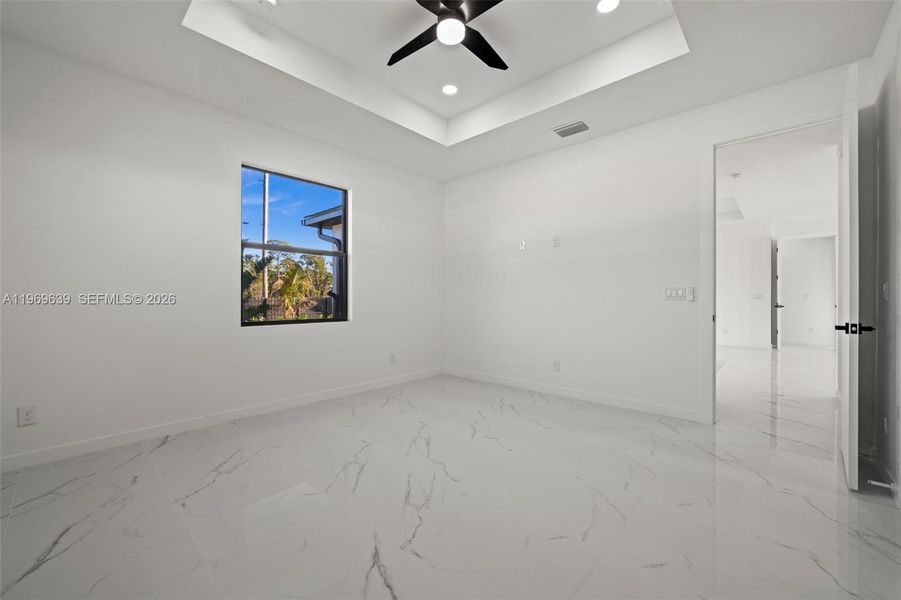 Spacious, unfurnished interior of a new home in , Cape Coral (Image 35).