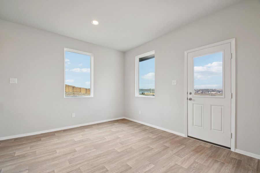 Spacious, unfurnished interior of a new home in Cloverleaf, Austin (Image 19).