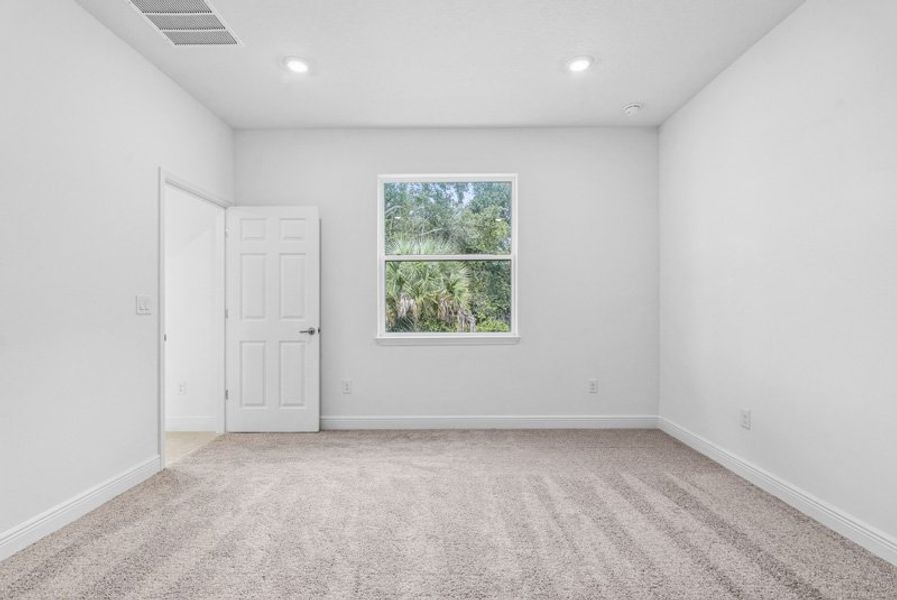 Spacious, unfurnished interior of a new home in Eden Hills, Lake Alfred (Image 39).
