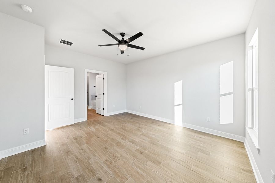 Spacious, unfurnished interior of a new home in Eagle Pointe, Pensacola (Image 20). Spacious, unfurnished interior of a new home in Eagle Pointe, Pensacola (Image 20).